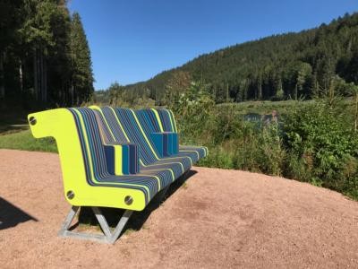 zum Vergrößern klicken Sitzbank in verschiedenen Grün- und Blautönen an der Linachtalsperre