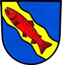 Das Bild zeigt das Wappen von Vöhrenbach. Es ist ein Blaues Wappen mit einem gelben Fluss in dem ein roter Fisch schwimmt